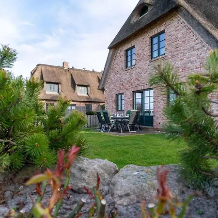 Reetdachhaus Ask Embla Reetdachhaus Embla Holiday home *